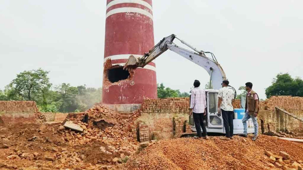 জামালপুরে অবৈধ ইটভাটার চিমনি গুঁড়িয়ে দিল প্রশাসন