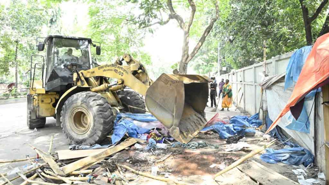 মতিঝিলে ফুটপাত দখলমুক্ত করতে ডিএসসিসির অভিযান