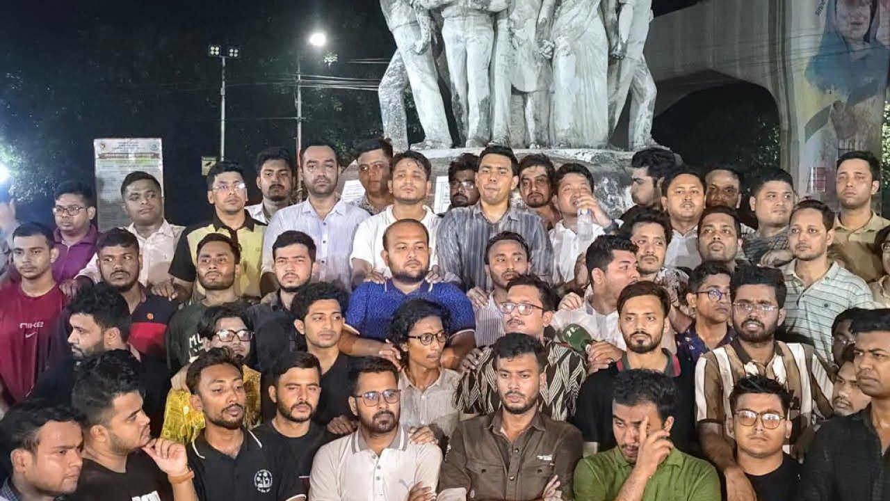 ঢাবি ক্যাম্পাসে ২ স্থানে ককটেল বিস্ফোরণ, ছাত্রদলের বিক্ষোভ
