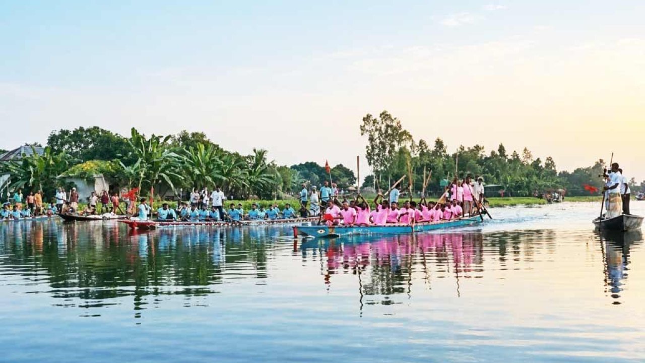 নাটোর চেচুয়া নদীতে ১৪ নৌকায় দুই দিনের নৌকাবাইচ
