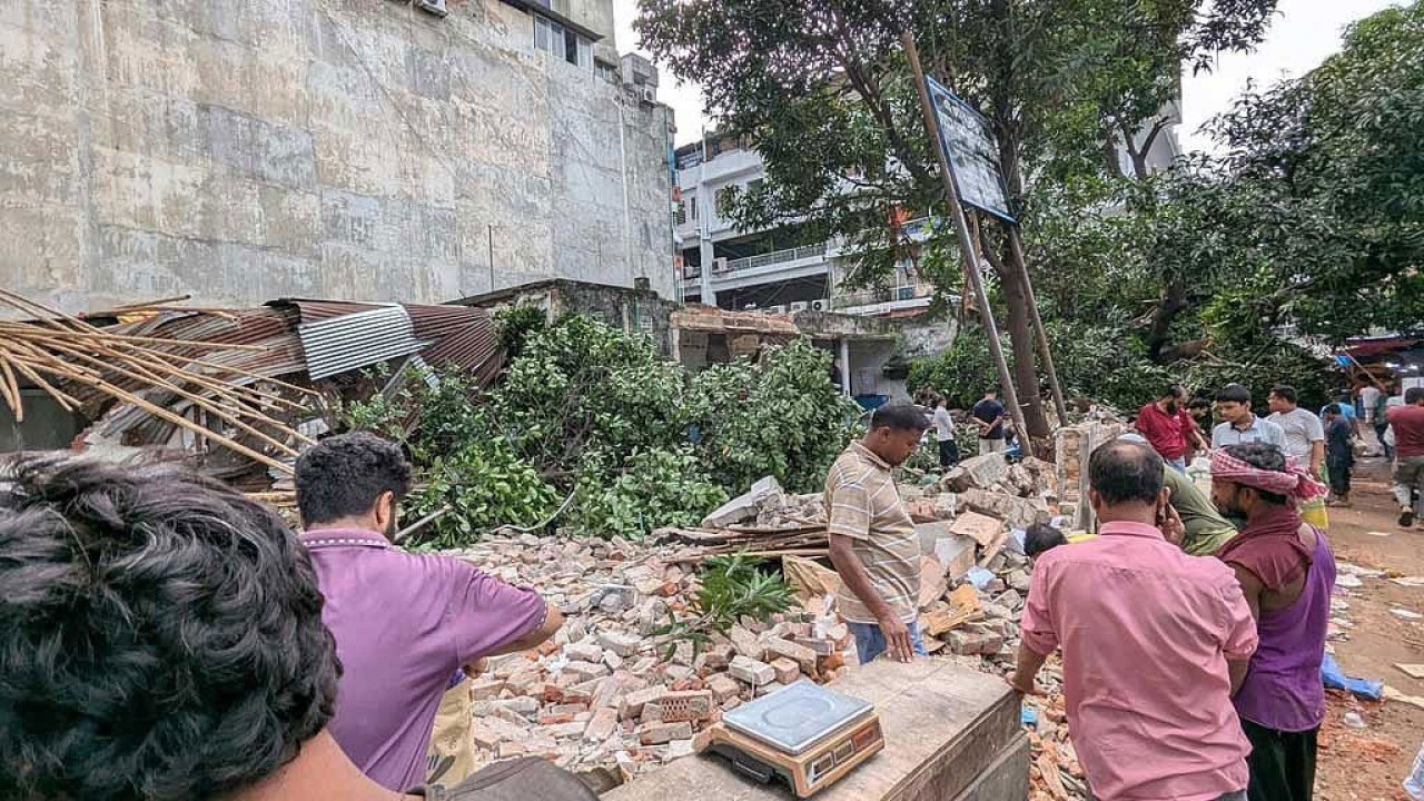রাজধানীতে মধ্যরাতে গুঁড়িয়ে দেওয়া হলো বেসরকারি স্বাস্থ্যসেবা কেন্দ্র, মামলা