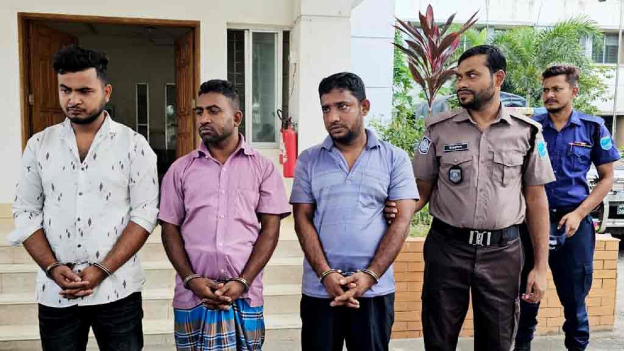 অটোরিকশার গ্যারেজের পাহারাদারকে বেঁধে ব্যাটারি ও চার্জার লুট, গ্রেপ্তার ৩