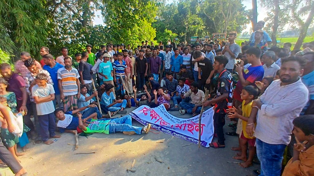কলেজছাত্রীকে বাড়িতে এনে উধাও যুবক, বিয়ের দাবিতে এলাকাবাসীর মানববন্ধন