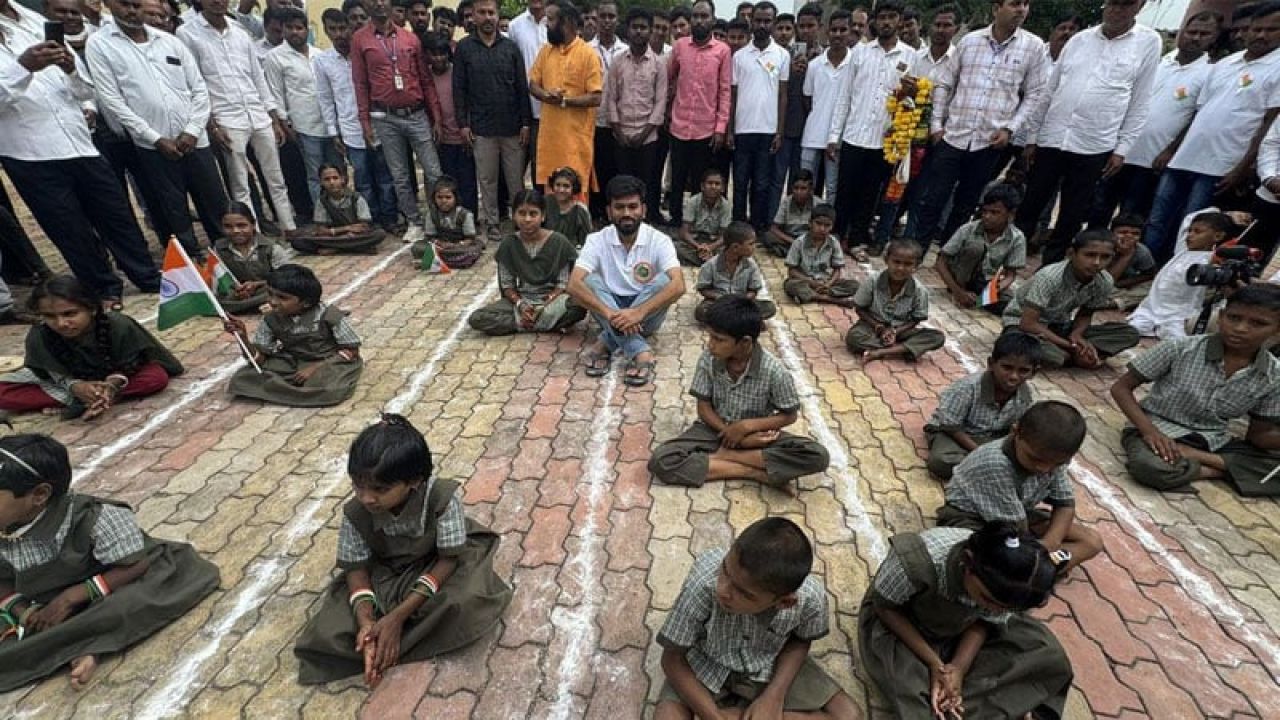 ভারতের গ্রামীণ স্কুলে শিশুদের প্রতিবাদ-বিক্ষোভ