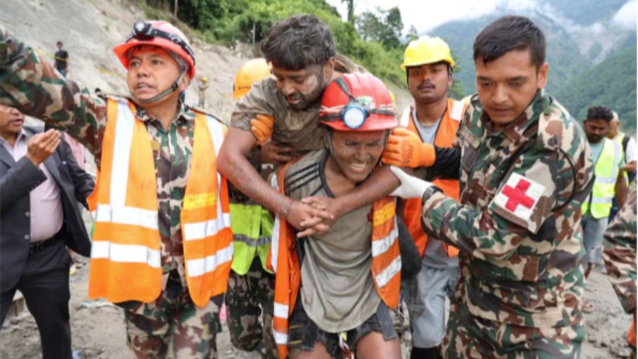 নেপালে ভয়াবহ দুর্যোগের ৯ দিন পর সুড়ঙ্গ থেকে জীবিত ২ জন উদ্ধার