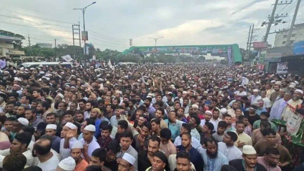 ১১ দলের লংমার্চ ঘিরে ফেনীর মহিপালে মানুষের ঢল
