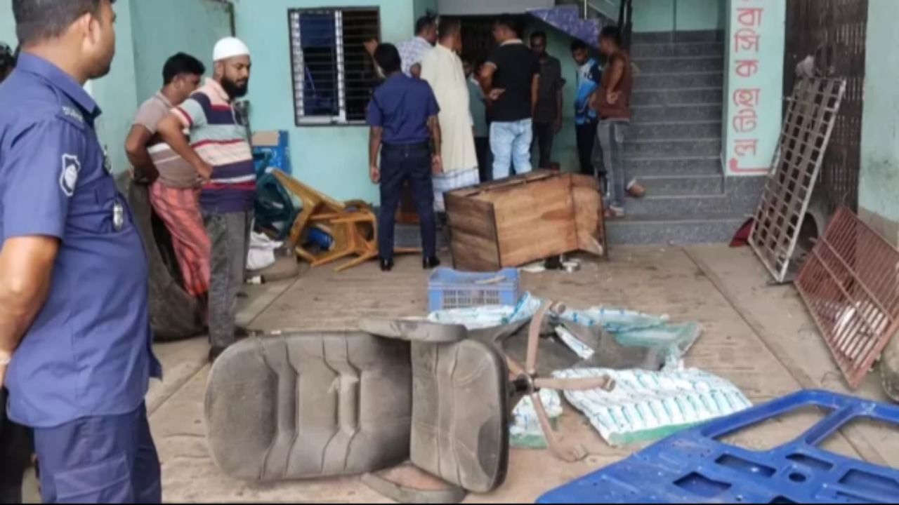 চাঁদা না দেওয়ায় সিঅ্যান্ডএফ ব্যবসায়ীর অফিসে ভাঙচুর-লুট, গ্রেপ্তার ২