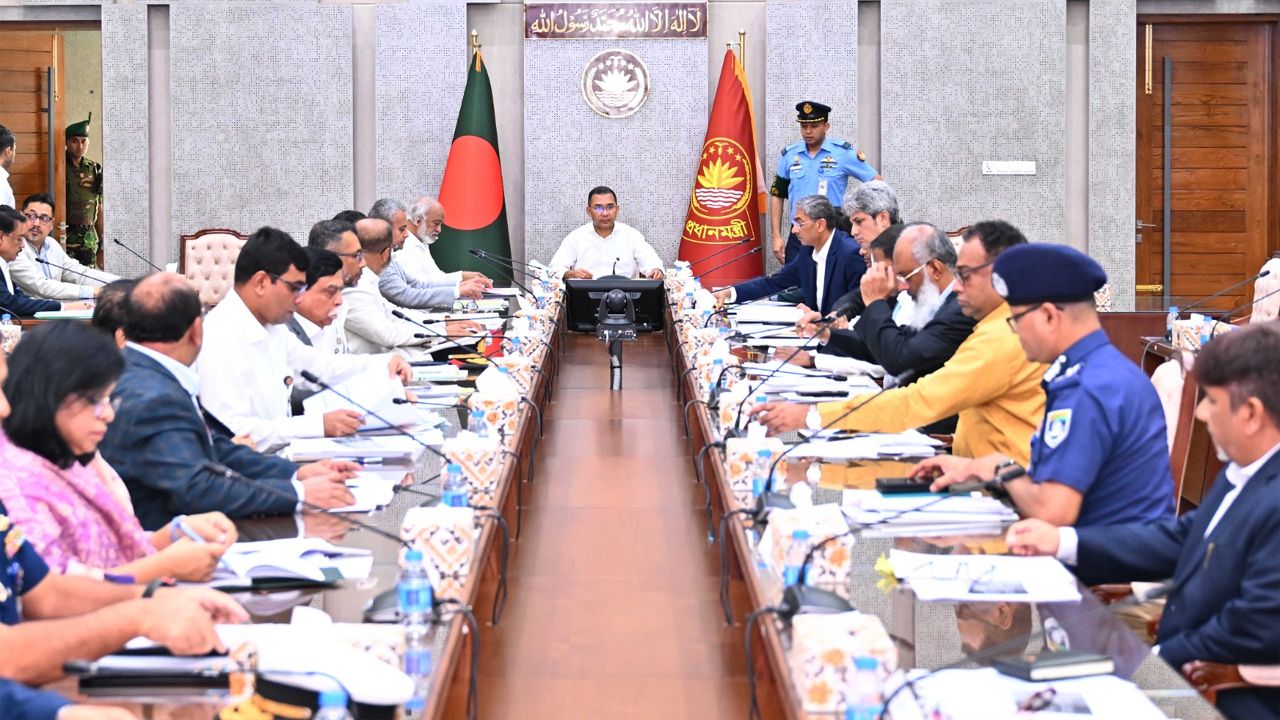 সচিবালয়ে বিভিন্ন বিষয় নিয়ে পর্যালোচনা সভায় প্রধানমন্ত্রী তারেক রহমান