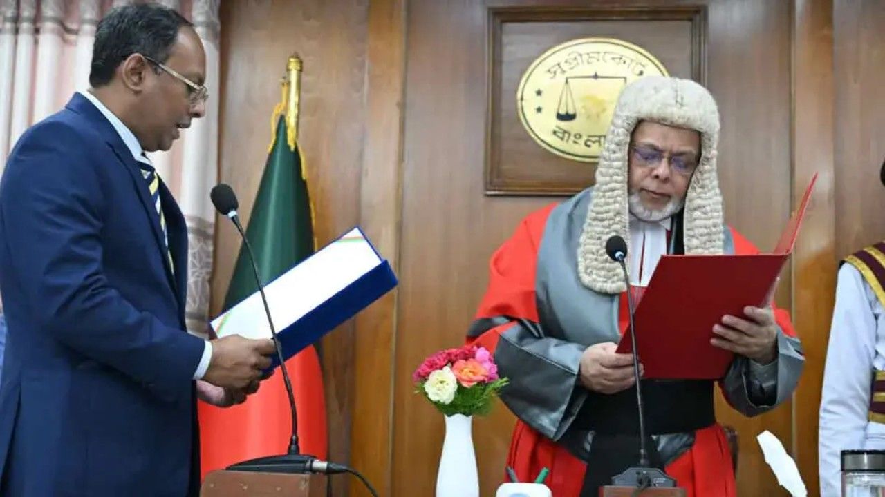 পিএসসির নতুন চেয়ারম্যান হিসেবে শপথ নিলেন ড. নাজমুজ্জামান ভূঁইয়া