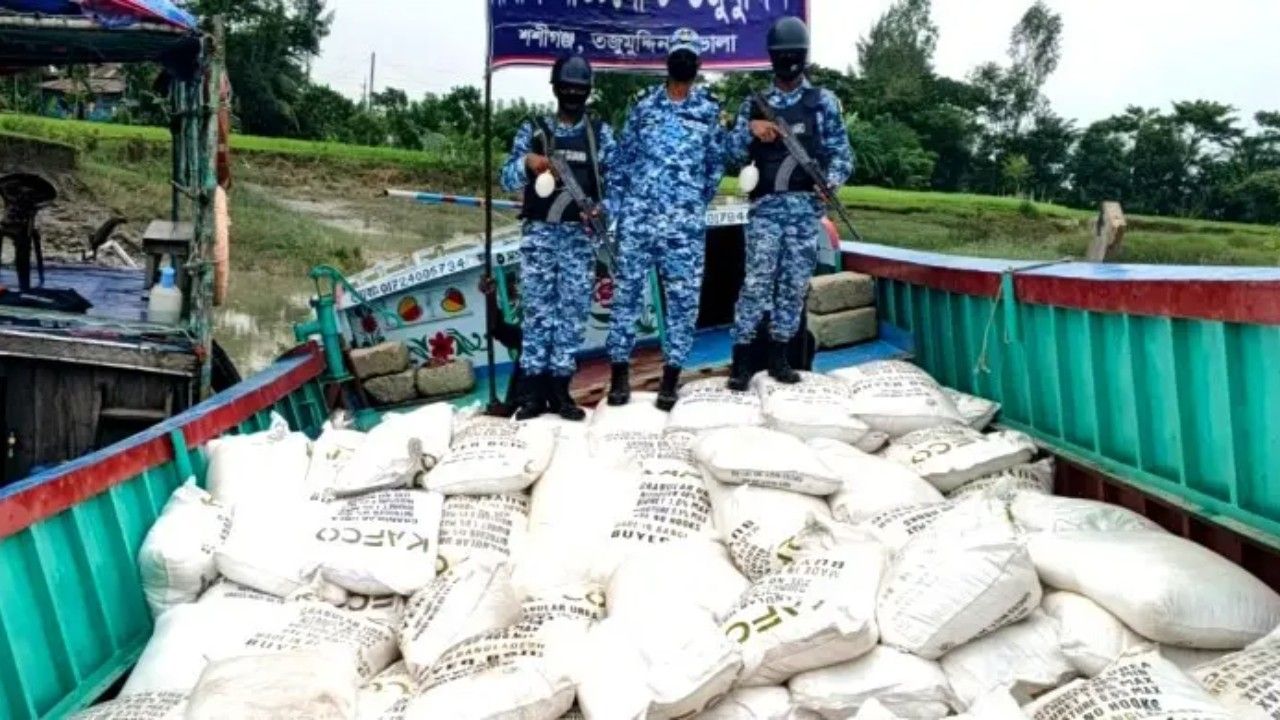 ভোলা থেকে মিয়ানমারে পাচারের পথে ৮ টন সার জব্দ