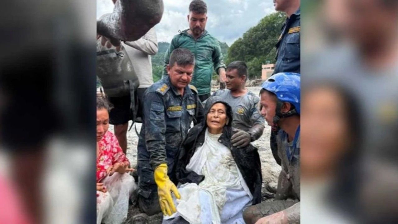 নেপালে ভয়াবহ বন্যার ধ্বংসস্তূপে ১০ দিন আটকে থাকার পর উদ্ধার