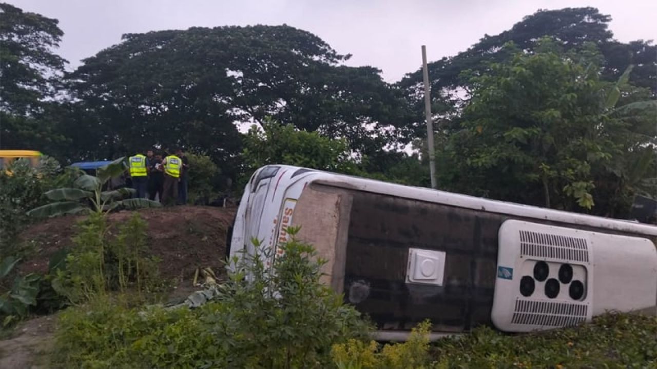 কুমিল্লায় মেডিকেল কলেজ শিক্ষার্থীদের বাস খাদে, আহত ২০