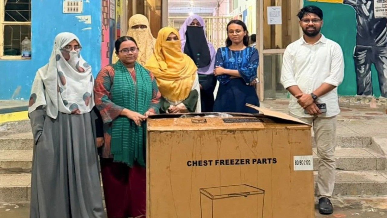চট্টগ্রাম বিশ্ববিদ্যালয়ের ৫ নারী হলে দেওয়া হলো ৫টি ফ্রিজ