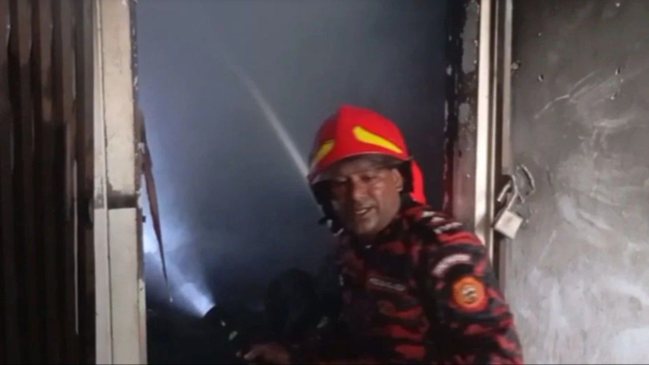 ধানমন্ডি ২৭-এর অ্যাপেক্স শোরুমে আগুন, দুই ঘণ্টায় নিয়ন্ত্রণে