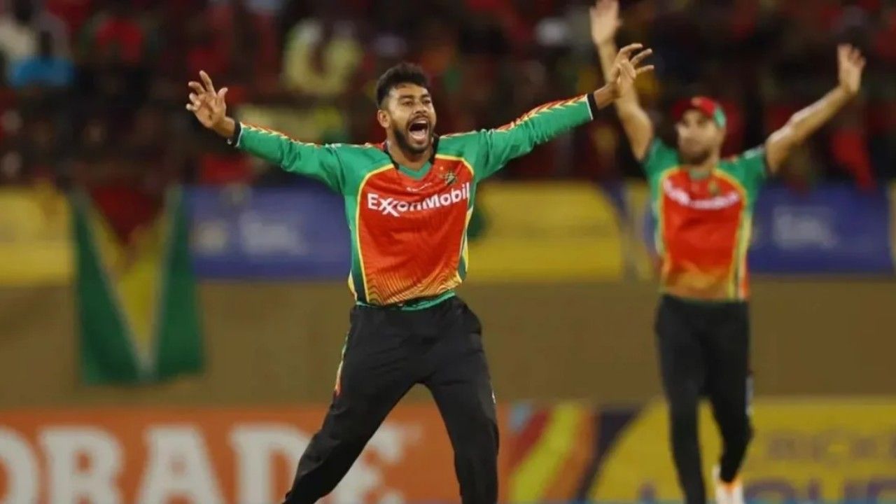 অভিষেক ম্যাচেই বল হাতে আলো ছড়ালেন মিরাজ