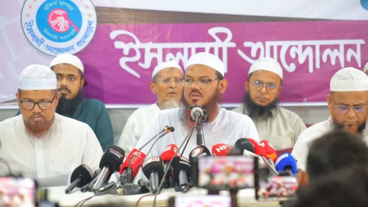 দলীয় অনুষ্ঠানে নারী সাংবাদিকদের পর্দা করা উচিত: চরমোনাই পীর