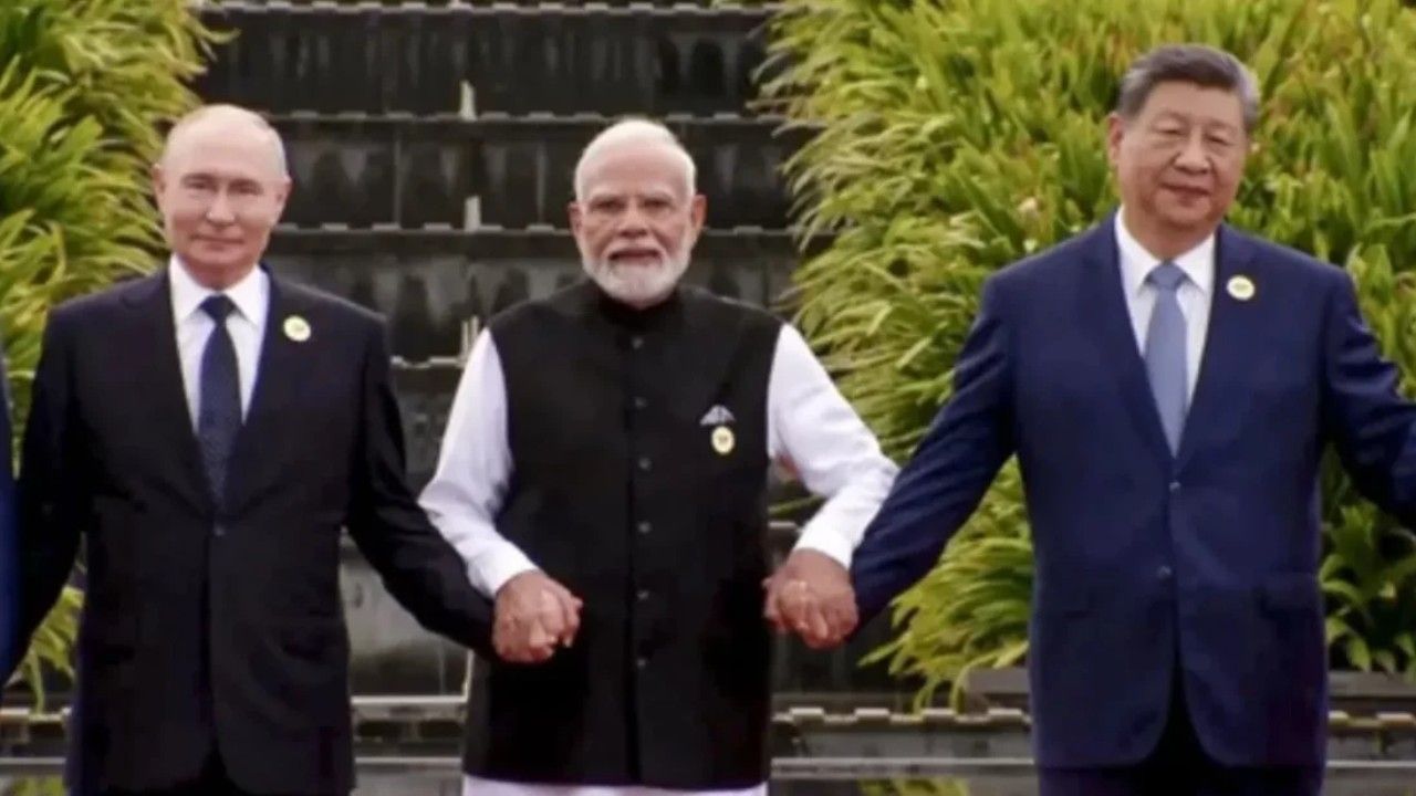 ব্রিকস সম্মেলনে এক ফ্রেমে হাতে হাত রাখলেন মোদি-পুতিন-শি