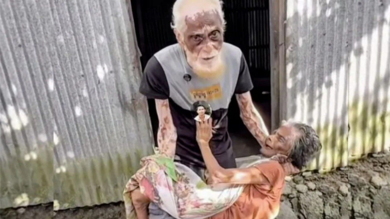 স্ত্রীকে কোলে নিয়ে বৃদ্ধের আকুতি, ‘আল্লাহ আমাকে খাবার দাও’