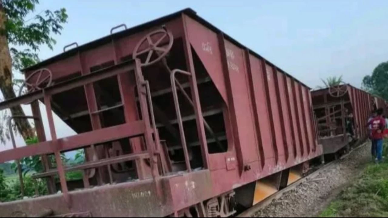 গফরগাঁওয়ে পাথরবোঝাই ট্রেন লাইনচ্যুত, ঢাকা-ময়মনসিংহ রুটে চলাচল বন্ধ