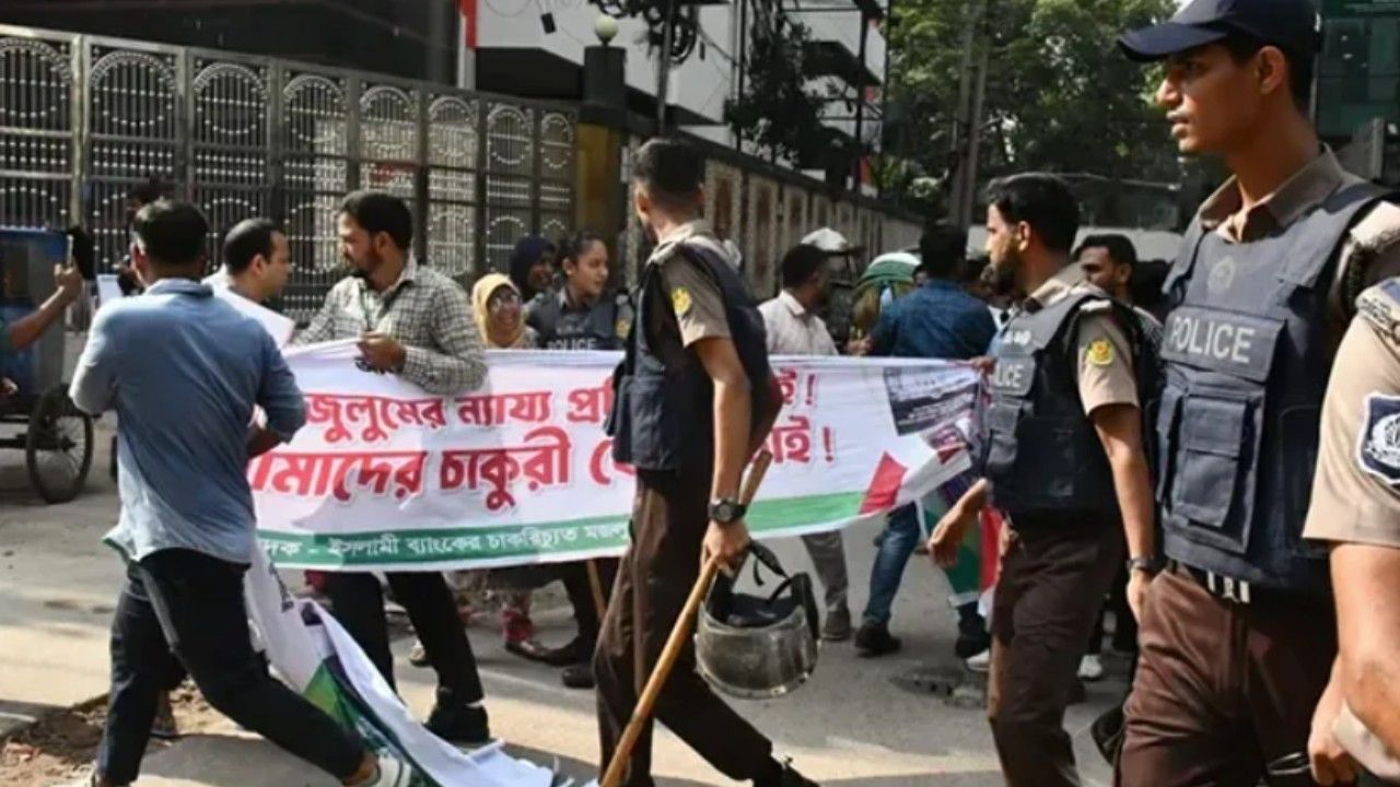 মতিঝিলে ইসলামী ব্যাংকের সামনে দুই পক্ষের সংঘর্ষ