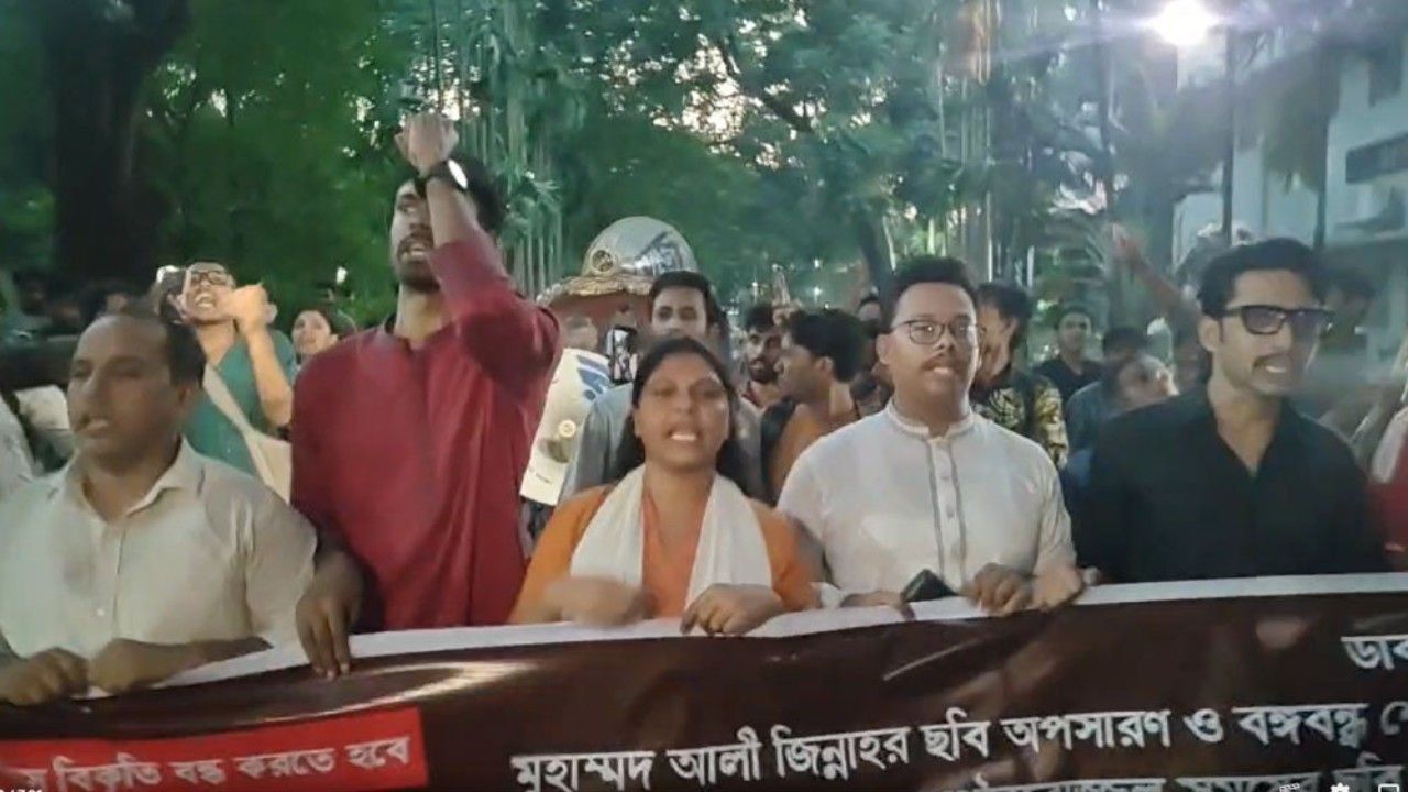 জিন্নাহর ছবি সরানোর দাবিতে ঢাবিতে বিক্ষোভ