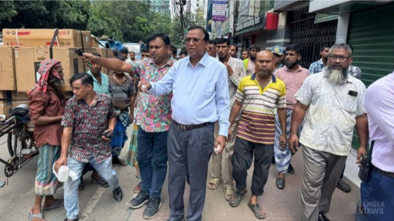 সড়ক-ফুটপাতে দোকান বসালে আর ছাড় নয়