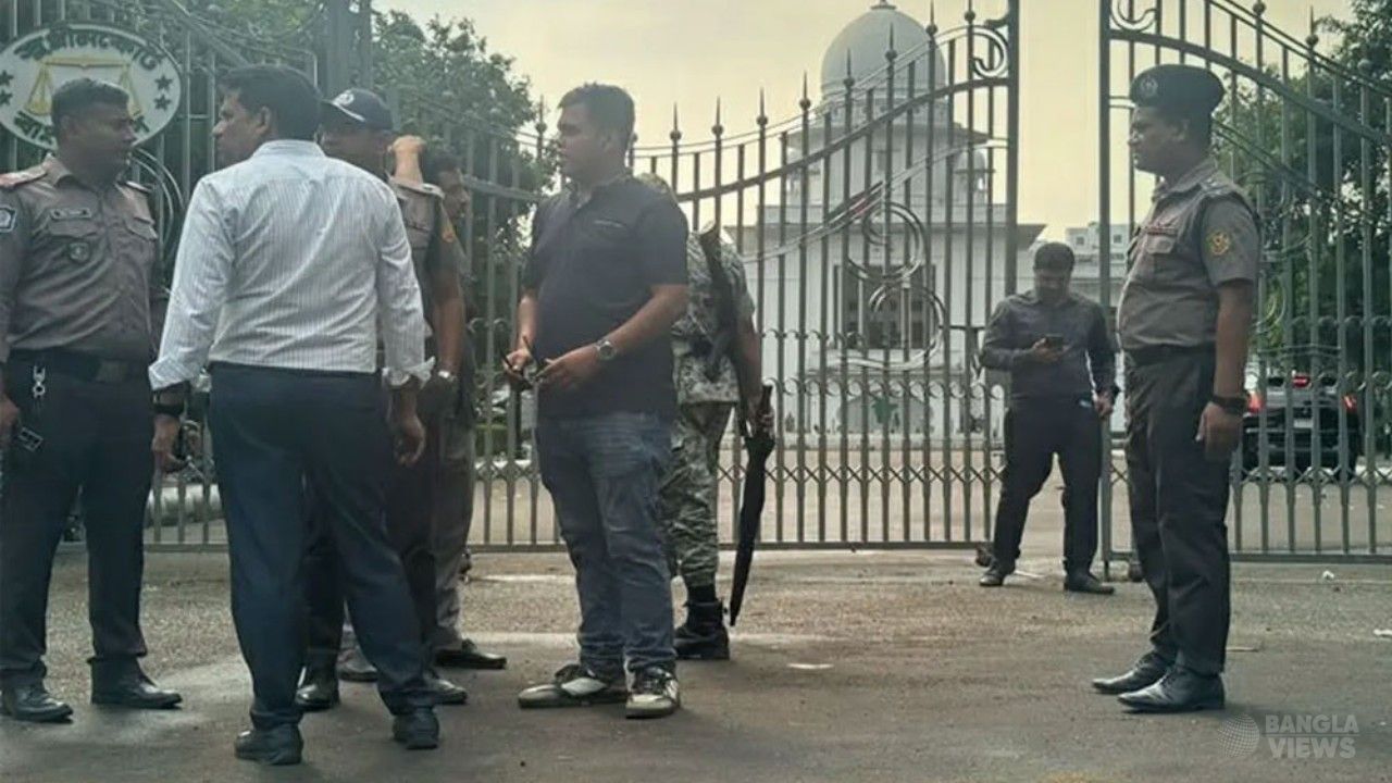 সাত জনের মৃত্যুদণ্ডের রায়ের পর সুপ্রিম কোর্টে ককটেল বিস্ফোরণ