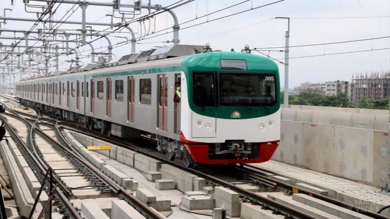 তারে কাপড় পড়ায় ৪০ মিনিট বন্ধ ছিল মেট্রোরেল