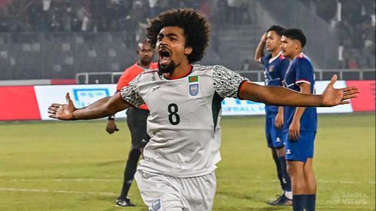 গাজার শিশুদের সহায়তায় জার্সি নিলামে তুলছেন হামজা চৌধুরী