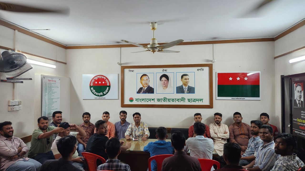 কারণ দর্শানোর নোটিশের জবাব দিতে পার্টি অফিসে জবি ছাত্রদল নেতা সুমন সরদার