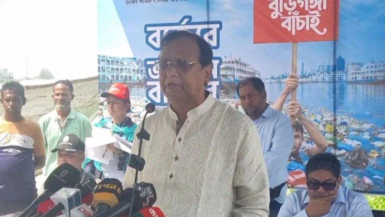 বুড়িগঙ্গায় বর্জ্য দিলেই মিলছে নিত্যপণ্য, চালু ভাসমান বাজার