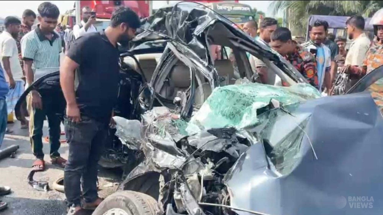 গজারিয়ায় বাস-প্রাইভেটকার সংঘর্ষে নিহত ৪