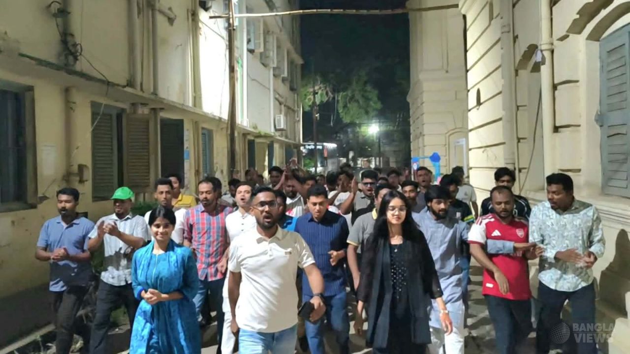 আওয়ামী লীগের লকডাউন কর্মসূচির প্রতিবাদে জবি ছাত্রদল নেতা রুমি নেতৃত্বে বিক্ষোভ