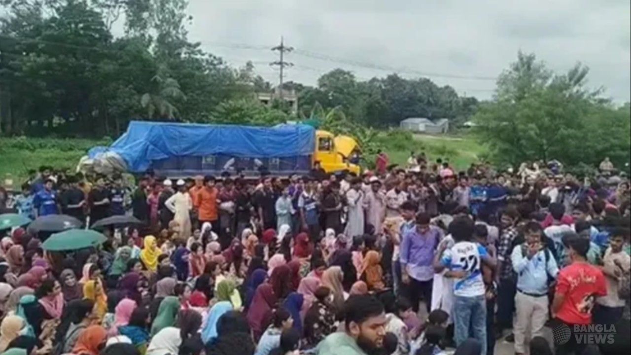 অপ্রতিম হত্যার বিচার দাবিতে ঢাকা-চট্টগ্রাম মহাসড়ক অবরোধ কুবি শিক্ষার্থীদের