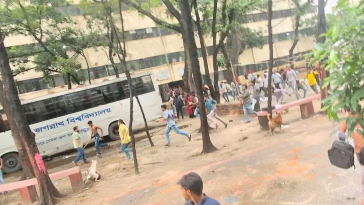 ফেসবুক পোস্ট ঘিরে জবি ছাত্রদলের দুই পক্ষের সংঘর্ষ, আহত ৩