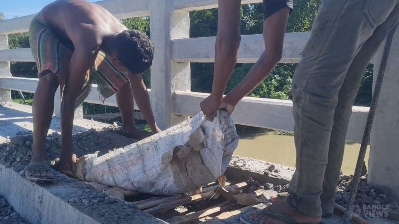 টাঙ্গাইলে নির্মীয়মাণ সেতুর ফুটপাতে রডের বদলে বাঁশ