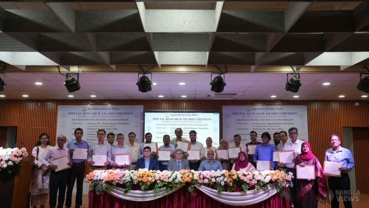 জবিতে ‘Special Research Award’ অর্জনকারী ৩৪ শিক্ষককে সম্মাননা