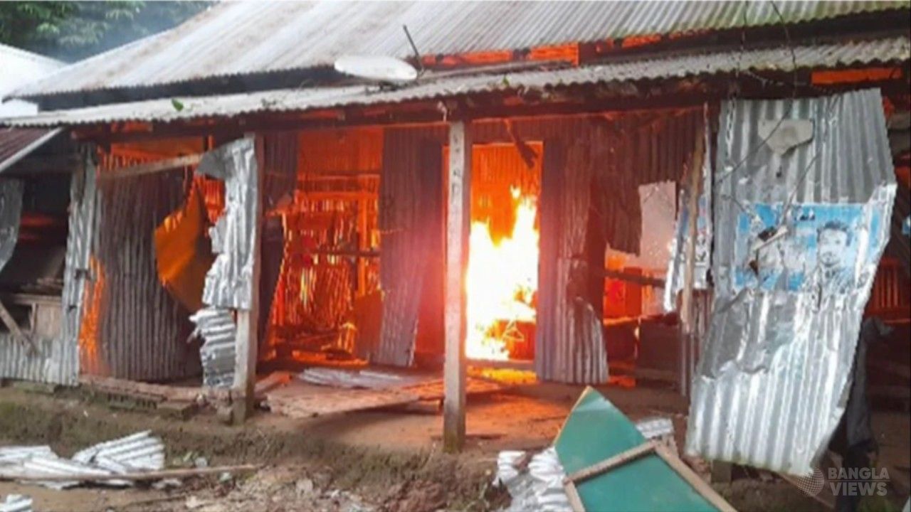 গৃহবধূকে সংঘবদ্ধ ধর্ষণ, বিচার দাবির মানববন্ধন থেকে ধর্ষকদের বাড়িতে আগুন