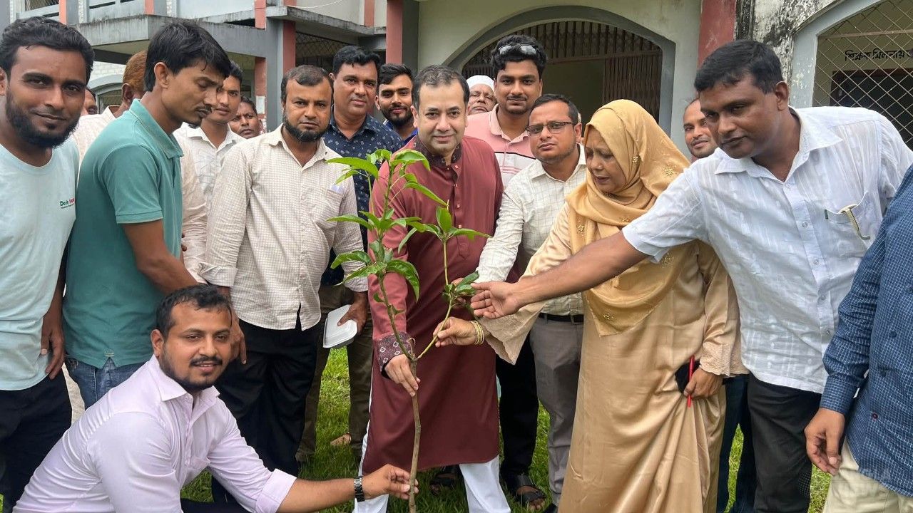 শিক্ষকদের সঙ্গে মতবিনিময়, শেষে কলেজ প্রাঙ্গণে গাছ লাগালেন প্রতিমন্ত্রী ইয়াসের খান চৌধুরী