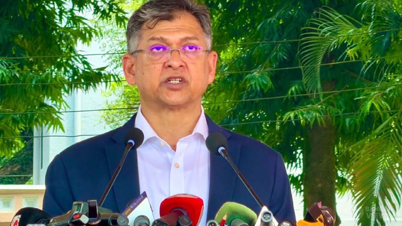 ‘৩১ ডিসেম্বরের আগেই নিজেদের পরিবর্তন দেখাতে হবে’ পুলিশদের স্বরাষ্ট্রমন্ত্রী