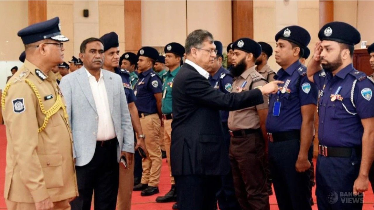 কুমিল্লায় সাহসিকতার বিপিএম পদক পেলেন ডিবির এসআই অর্ণব