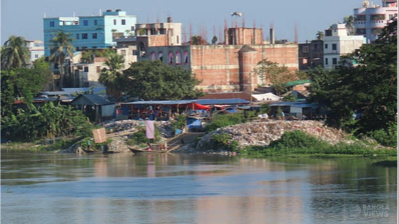 বর্জ্য ব্যবস্থাপনা কেন্দ্র বন্ধ, ময়লার স্তূপে ঢাকছে বানার নদের পাড়
