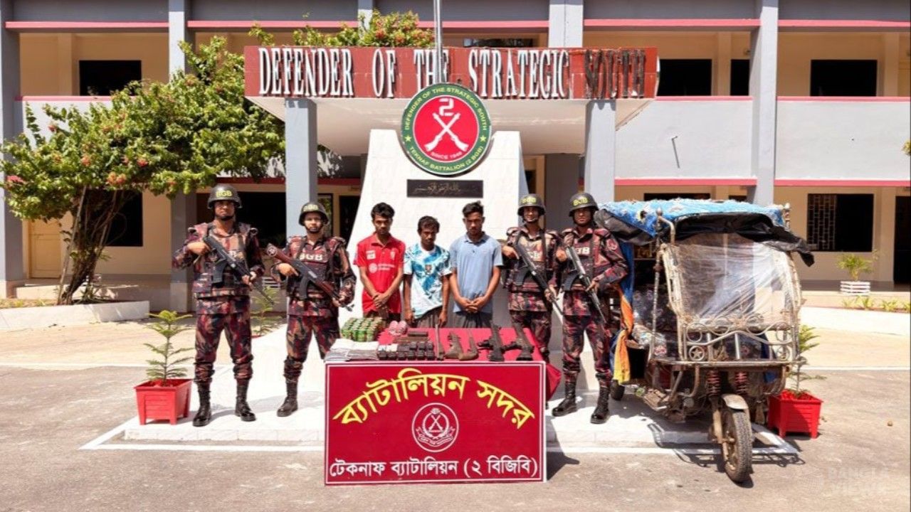 টেকনাফে ভারী অস্ত্র-বিস্ফোরকসহ ৩ রোহিঙ্গা আটক
