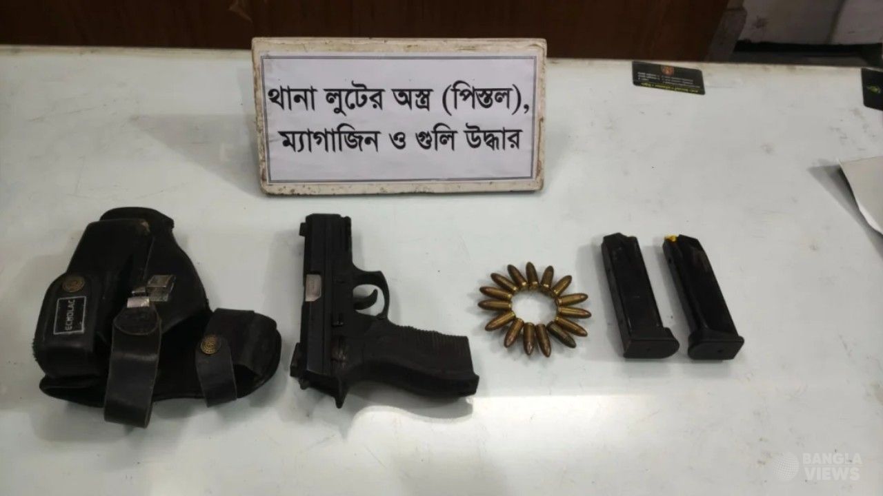 কুষ্টিয়ায় মাটির নিচে মিলল লুট হওয়া পিস্তল