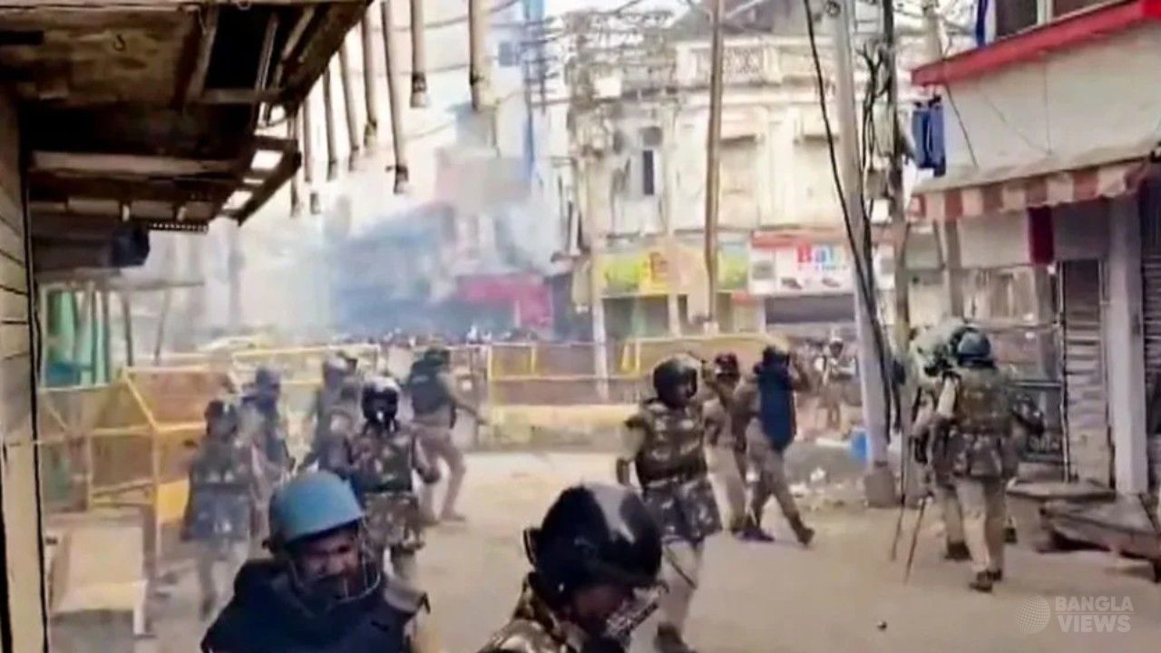 ভারতে মসজিদ ভাঙা নিয়ে উত্তেজনা, পুলিশের সঙ্গে সংঘর্ষ