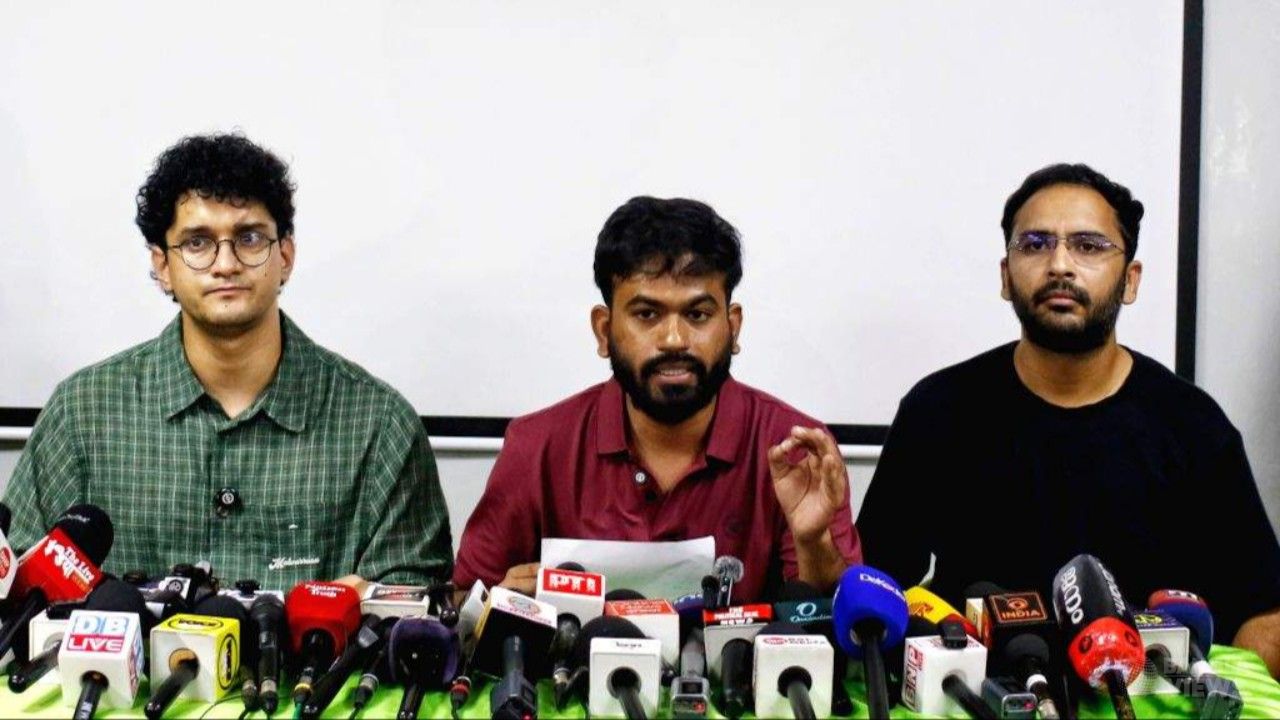 মুম্বাইয়ে ‘জেল ভরো আন্দোলনের’ ডাক ককরোচ জনতা পার্টির