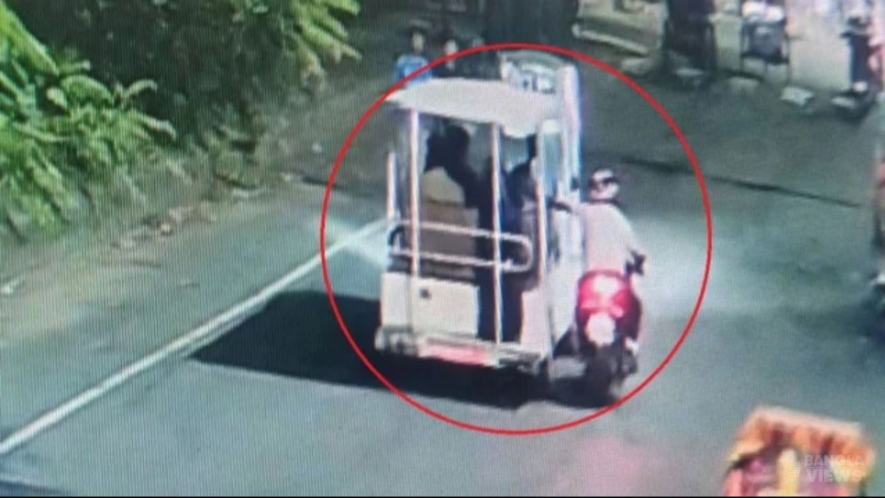 ঢাবির চলন্ত শাটলে ছাত্রীর কান থেকে স্বর্ণের দুল ছিনতাই