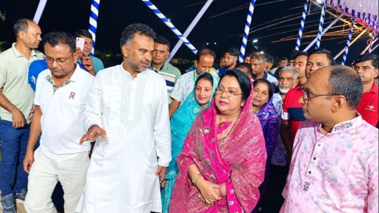 মধ্যরাতে নৌকা বাইচের প্রস্তুতি দেখতে ঘাটে খাদ্যমন্ত্রী