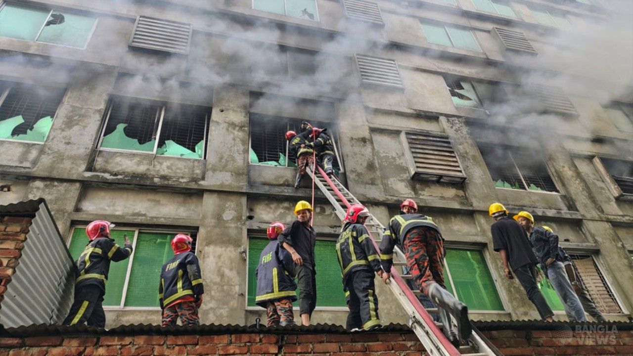 ৯ ইউনিটের চেষ্টায় নিয়ন্ত্রণে গাজীপুরের পোশাক কারখানার আগুন