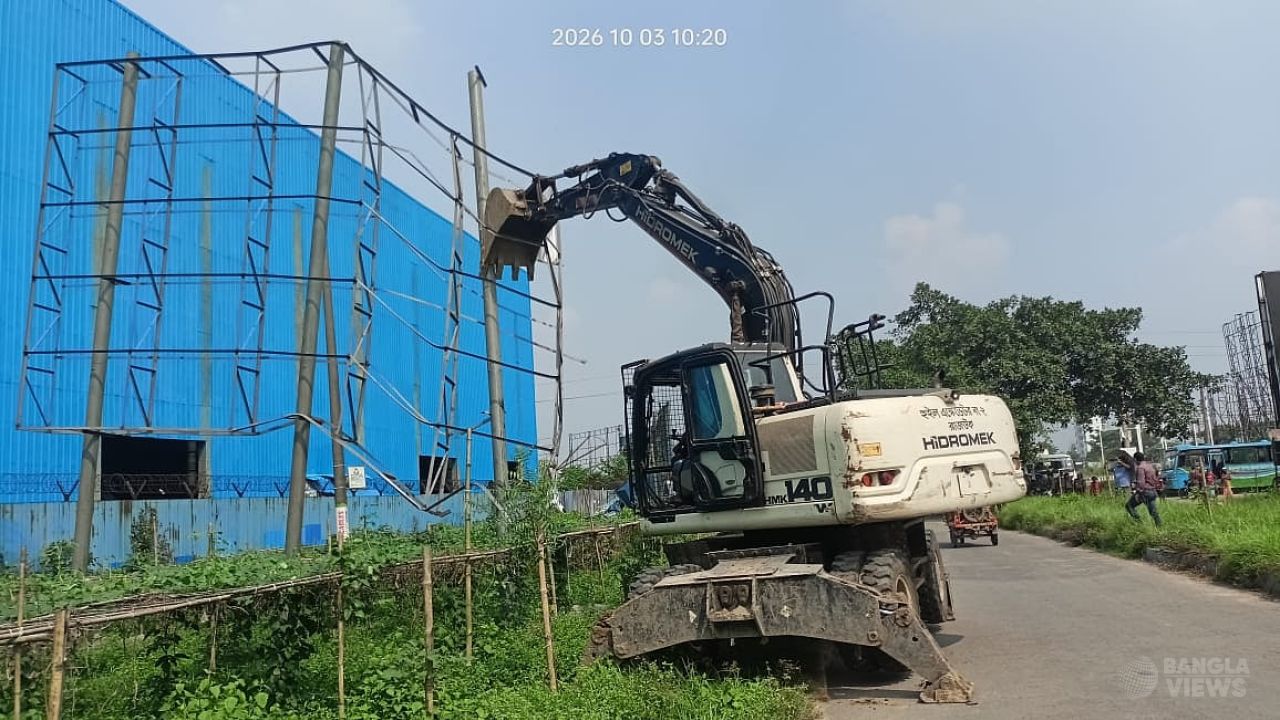 পূর্বাচল ৩০০ ফুট সড়কের অবৈধ ২০ বিলবোর্ড উচ্ছেদ